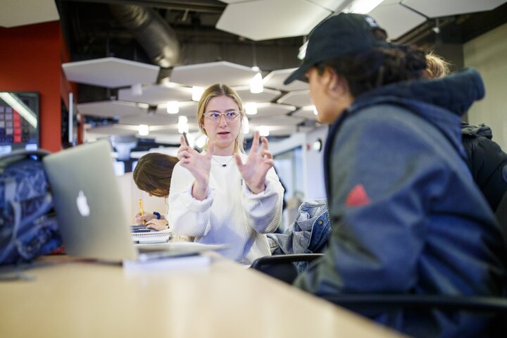 Chemistry teaching assistant and student having a discussion