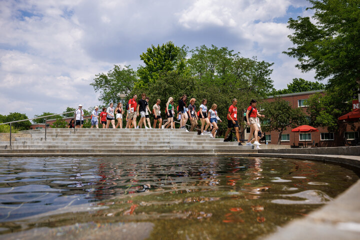 New students on walking tour of campus